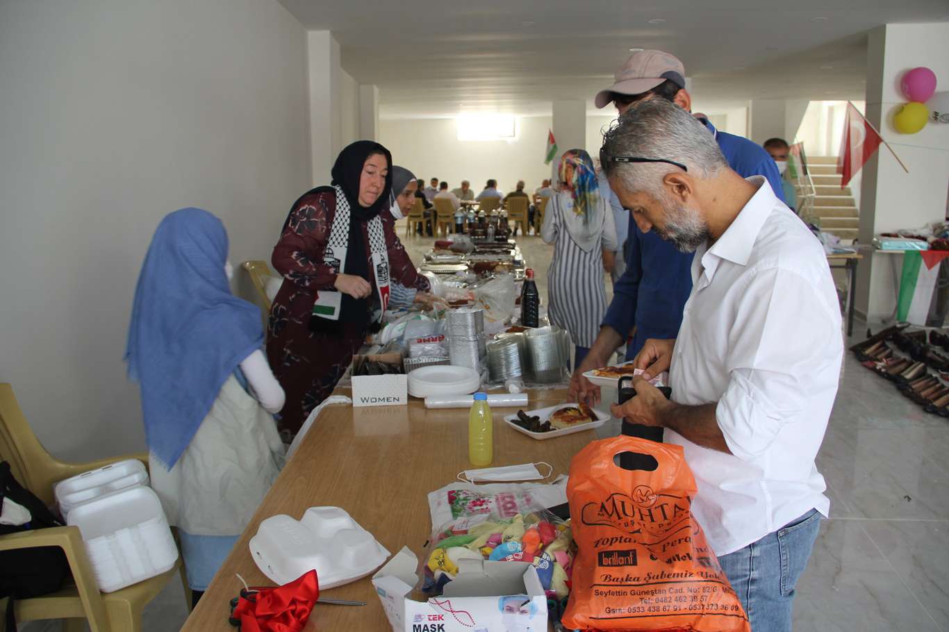 Filistin halkı yararına hayır çarşısı ve kermes açıldı